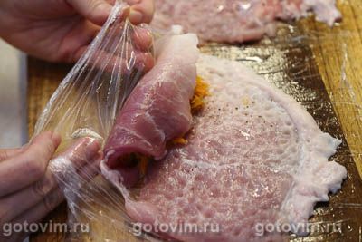 Рулетики из свинины с солеными огурцами и морковью под сырной корочкой 