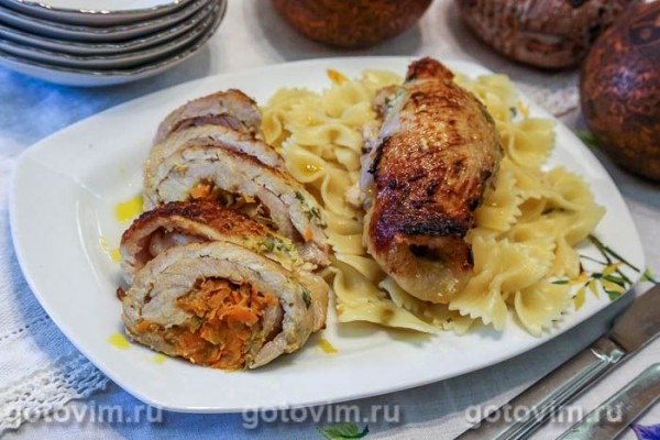Рулетики из свинины с солеными огурцами и морковью под сырной корочкой 