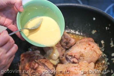 Куриные бедра в соусе из сметаны и сырого яйца Куриные бедра в соусе из сметаны и сырого яйца