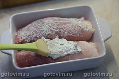 Рулетики из свинины с солеными огурцами и морковью под сырной корочкой 