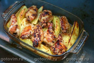 Куриные крылышки в горчичном маринаде, запеченные с картофельными дольками Куриные крылышки в горчичном маринаде, запеченные с картофельными дольками