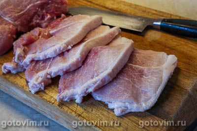 Рулетики из свинины с солеными огурцами и морковью под сырной корочкой 