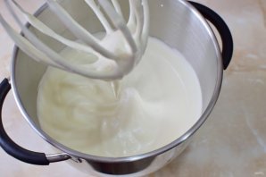 Бисквитный рулет с кремом из сливок Бисквитный рулет с кремом из сливок