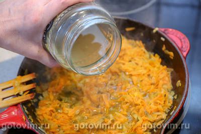 Рулетики из свинины с солеными огурцами и морковью под сырной корочкой 