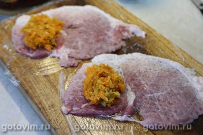 Рулетики из свинины с солеными огурцами и морковью под сырной корочкой 