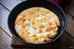 Слоеные лепешки с луком на сковороде Слоеные лепешки с луком на сковороде