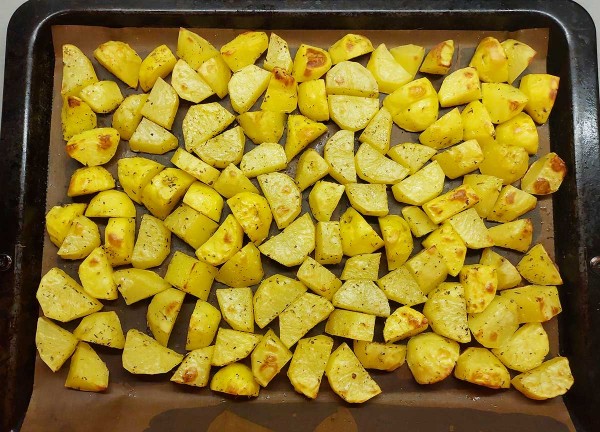 Картошка, запеченная кусочками в духовке Картошка, запеченная кусочками в духовке