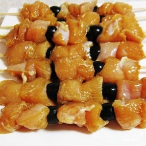 Куриный шашлык в соевом маринаде с маслинами Куриный шашлык в соевом маринаде с маслинами