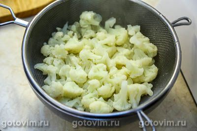 Теплый картофельный салат с жареным редисом и цветной капустой