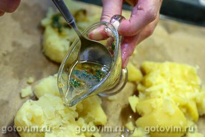 Мятая картошка с соусом мохо в духовке Мятая картошка с соусом мохо в духовке