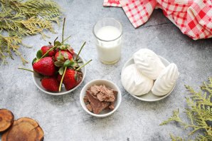 Торт из зефира с клубникой без выпечки Торт из зефира с клубникой без выпечки