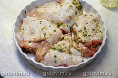 Куриные бедра, запеченная с соусом мохо Куриные бедра, запеченная с соусом мохо