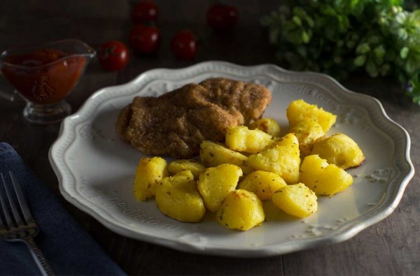 Картошка, запеченная кусочками в духовке Картошка, запеченная кусочками в духовке