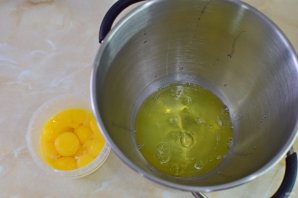 Меренговый рулет с клубникой и брусникой Меренговый рулет с клубникой и брусникой