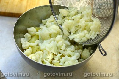 Теплый картофельный салат с жареным редисом и цветной капустой