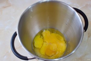 Бисквитный рулет с кремом из сливок Бисквитный рулет с кремом из сливок