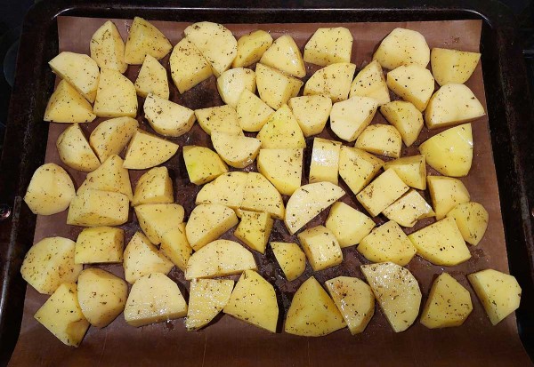 Картошка, запеченная кусочками в духовке Картошка, запеченная кусочками в духовке