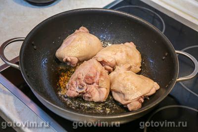 Куриные бедра в соусе из сметаны и сырого яйца Куриные бедра в соусе из сметаны и сырого яйца