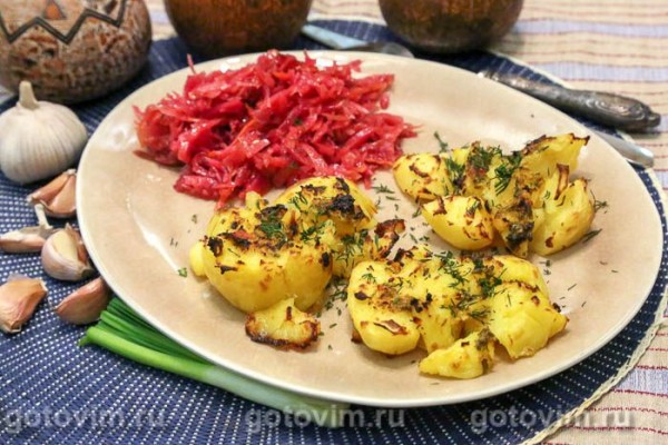 Мятая картошка с соусом мохо в духовке Мятая картошка с соусом мохо в духовке