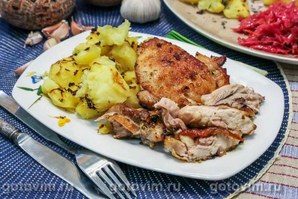 Куриные бедра, запеченная с соусом мохо Куриные бедра, запеченная с соусом мохо