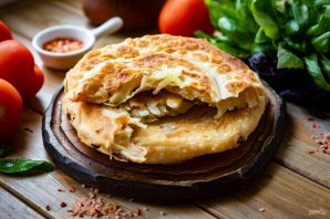 Слоеные лепешки с луком на сковороде Слоеные лепешки с луком на сковороде