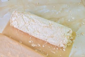 Меренговый рулет с клубникой и брусникой Меренговый рулет с клубникой и брусникой