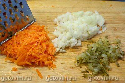 Рулетики из свинины с солеными огурцами и морковью под сырной корочкой 