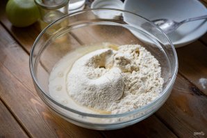 Слоеные лепешки с луком на сковороде Слоеные лепешки с луком на сковороде