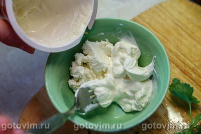 Рулетики из свинины с солеными огурцами и морковью под сырной корочкой 