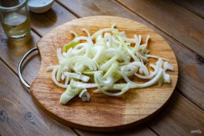 Слоеные лепешки с луком на сковороде Слоеные лепешки с луком на сковороде