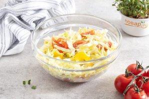 Салат из капусты, болгарского перца и помидоров