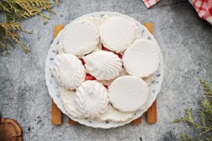 Торт из зефира с клубникой без выпечки Торт из зефира с клубникой без выпечки