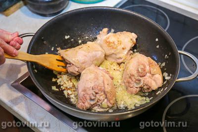 Куриные бедра в соусе из сметаны и сырого яйца Куриные бедра в соусе из сметаны и сырого яйца