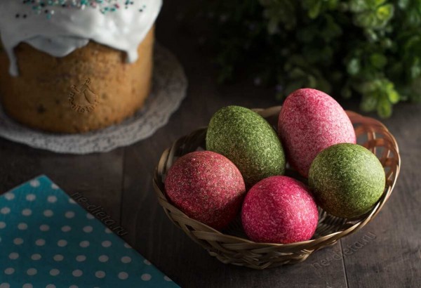 Окраска яиц на Пасху с помощью риса Окраска яиц на Пасху с помощью риса