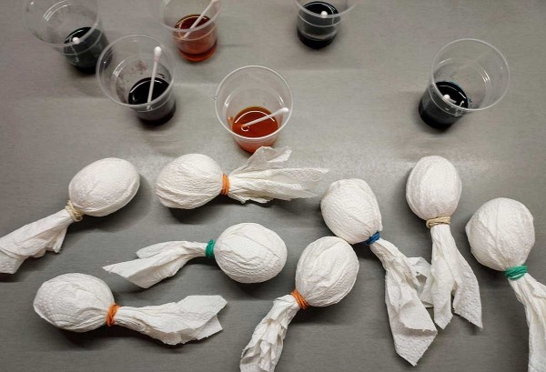 Как покрасить яйца через салфетку Как покрасить яйца через салфетку