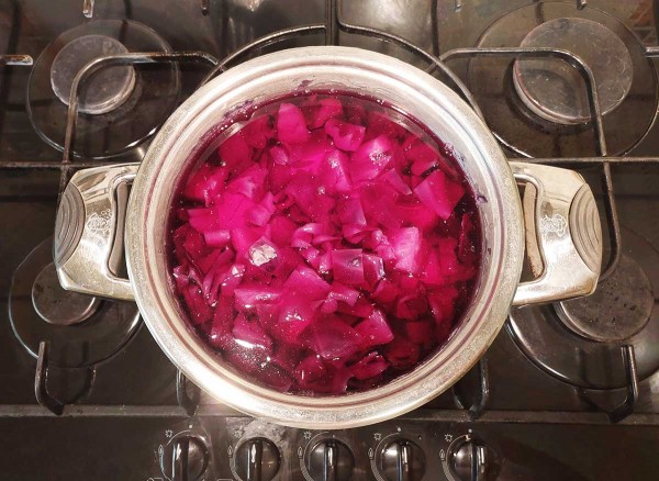 Как покрасить яйца красной капустой Как покрасить яйца красной капустой