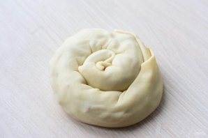 Слоеные лепешки с луком на сковороде Слоеные лепешки с луком на сковороде