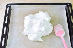 Меренговый рулет с клубникой и брусникой Меренговый рулет с клубникой и брусникой