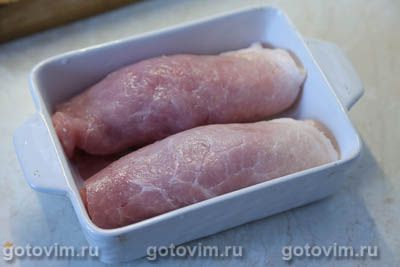 Рулетики из свинины с солеными огурцами и морковью под сырной корочкой 