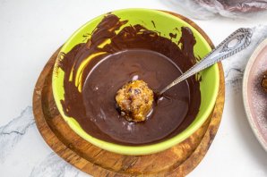 Конфеты из сухофруктов в шоколаде