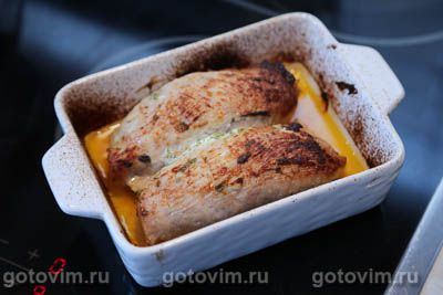 Рулетики из свинины с солеными огурцами и морковью под сырной корочкой 