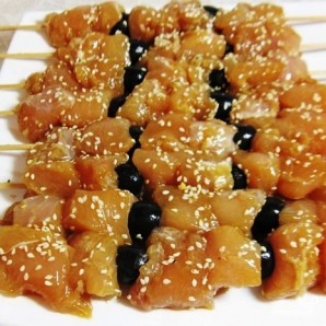 Куриный шашлык в соевом маринаде с маслинами Куриный шашлык в соевом маринаде с маслинами