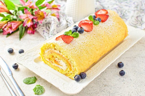 Бисквитный рулет с кремом из сливок Бисквитный рулет с кремом из сливок