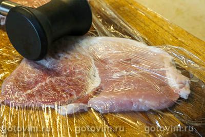 Рулетики из свинины с солеными огурцами и морковью под сырной корочкой 