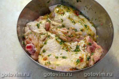 Куриные бедра, запеченная с соусом мохо Куриные бедра, запеченная с соусом мохо