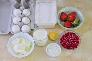 Меренговый рулет с клубникой и брусникой Меренговый рулет с клубникой и брусникой