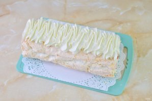 Меренговый рулет с клубникой и брусникой Меренговый рулет с клубникой и брусникой