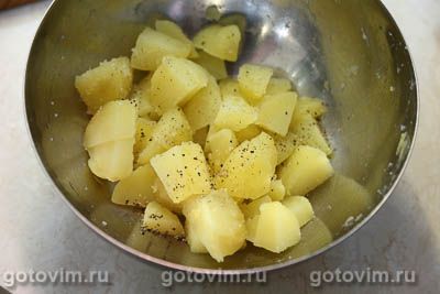 Теплый картофельный салат с жареным редисом и цветной капустой