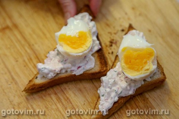 Тосты с творожным паштетом с редиской и вареным яйцом Тосты с творожным паштетом с редиской и вареным яйцом