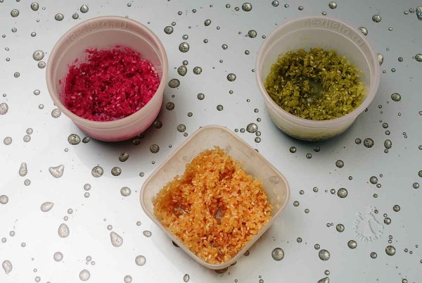 Окраска яиц на Пасху с помощью риса Окраска яиц на Пасху с помощью риса